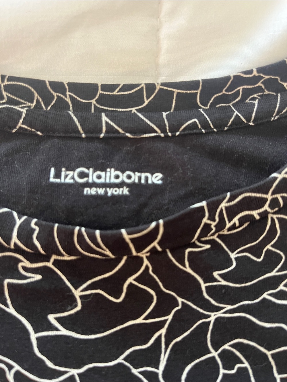 Liz Claiborne Black Long-Sleeve Tee with White Rose Outline Print - Picture 2 of 3
